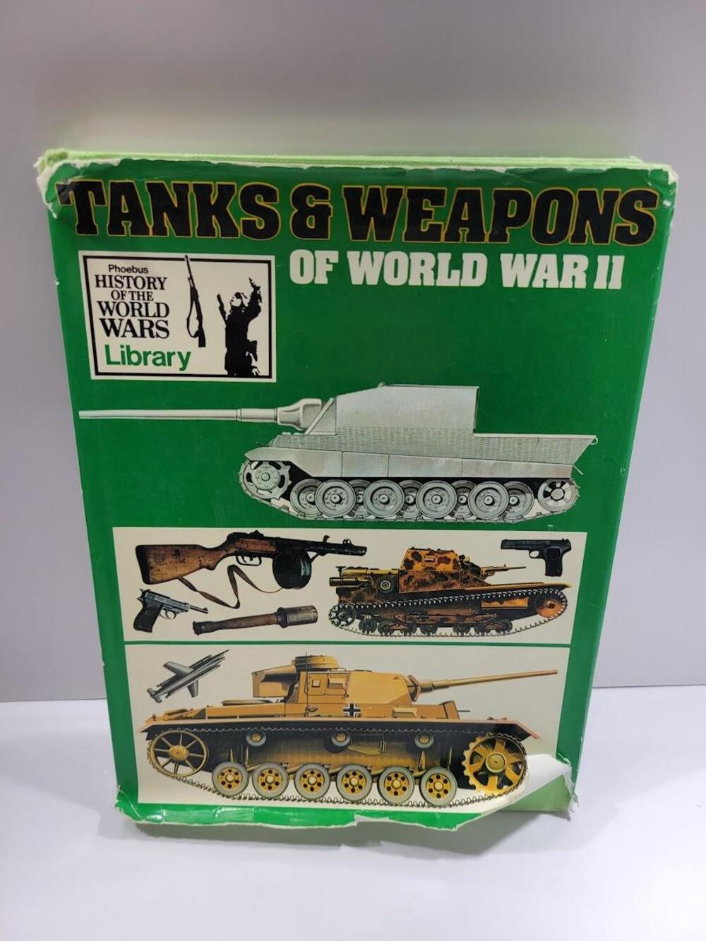 Vintage Tanks & Weapons Of World War II Bernard Fitzsimons Phoebus Green HC DJ